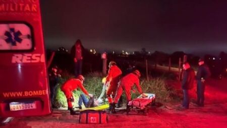 Jovem fica inconsciente ap&oacute;s queda de moto em estrada rural de Bataypor&atilde;