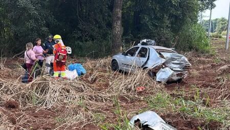 Carro de passeio saiu da pista com o impacto 