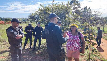 Militares conversam com lideran&ccedil;a ind&iacute;gena 