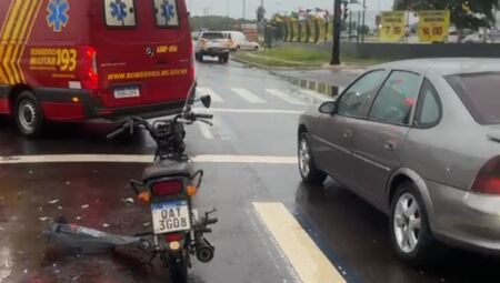 Motocicleta bateu na traseira de uma caminhonete