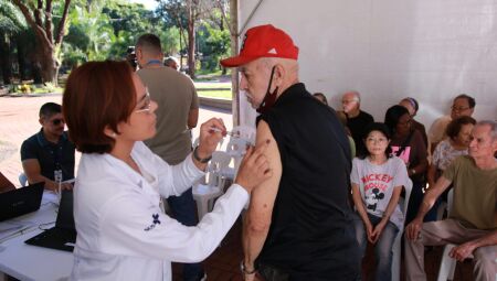 A vacina segue dispon&iacute;vel em todas as unidades de sa&uacute;de para crian&ccedil;as entre seis meses e menores de seis anos, idosos, gestantes, pu&eacute;rperas e pessoas com comorbidades