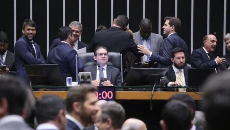 Deputados durante sess&atilde;o de vota&ccedil;&atilde;o no plen&aacute;rio