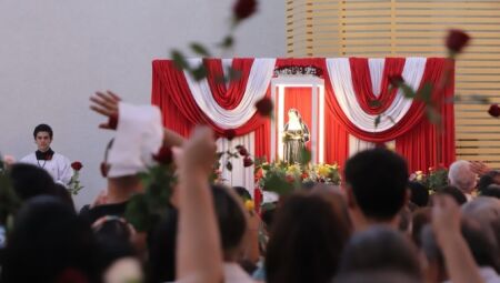 Com missas e b&ecirc;n&ccedil;&atilde;o das rosas, Par&oacute;quia Santa Rita celebra 38&ordf; Festa da Padroeira