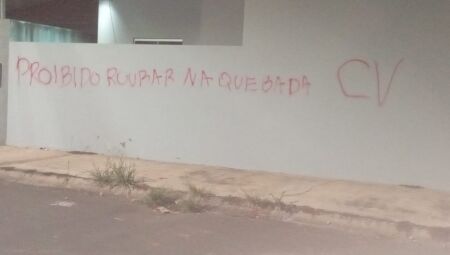 Uma das mensagens pichadas em uma resid&ecirc;ncia da cidade
