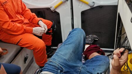 V&iacute;tima foi levada para atendimento m&eacute;dico no hospital