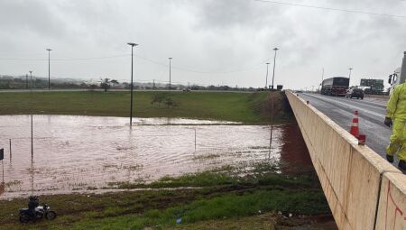 Abaixo do viaduto, a avenida Jo&atilde;o Arinos - Foto: WhatsApp / JD1