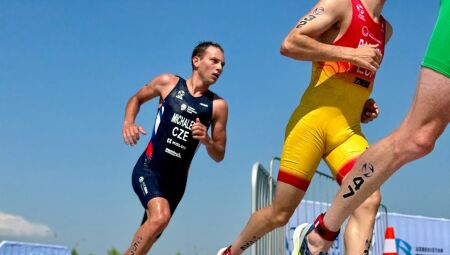 Atletas competindo na etapa de corrida de um triatlo da World Triathlon