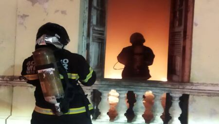 Bombeiros usaram 200 litros de &aacute;gua para conter as chamas