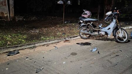 Motocicleta da v&iacute;tima e os cacos do acidente