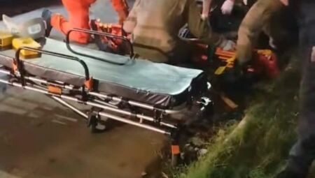 Momento que o Corpo de Bombeiros atendia uma das v&iacute;timas