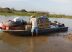 No trajeto, alguns barcos são usados para aliviar o peso da lancha, carregada com produtos e passageiros