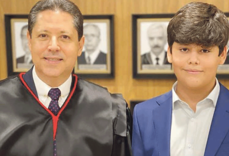O conceituado juiz Alexandre Pucci -com o filho Lorenzo- na ocasião de sua posse como Membro do Tribunal Regional Eleitoral/Classe Juiz de Direito, que coroou seus 27 anos de brilhante carreira. Parabéns e sucesso.