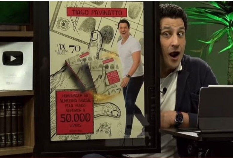 Pavinatto com a placa comemorativa Foto: Divulgação