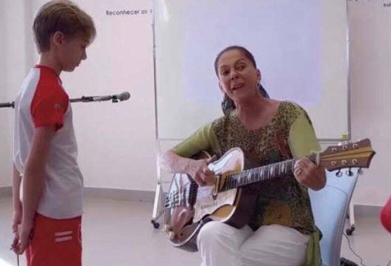 Na festa da escola que comemorou o dia das avós, a homenageada Roseli Giordano homenageou o neto José Neto cantando e tocando violão. Foi emocionante e um sucesso. Parabéns