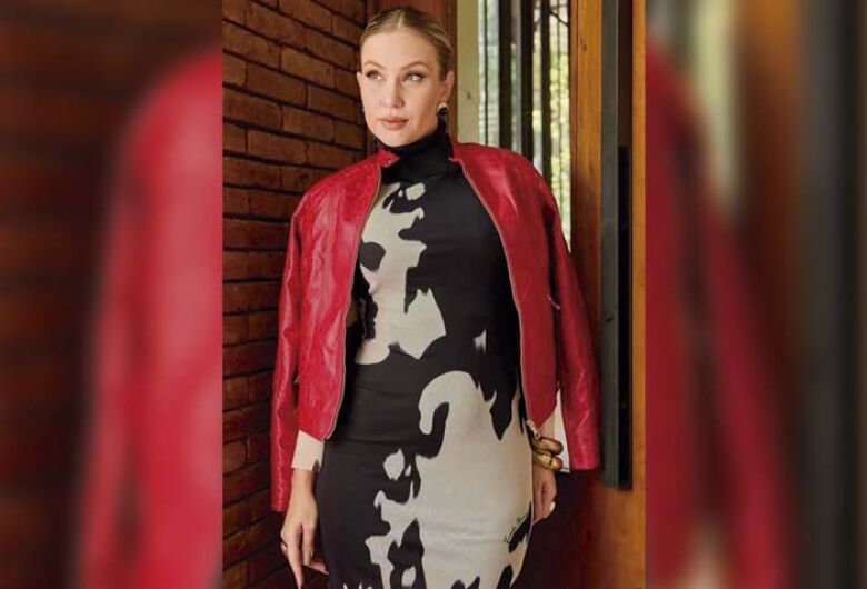 Toque elegante para as noites frias: jaqueta de couro PU que transforma qualquer look principalmente usada com um vestido em tons variados! Uma combinação sofisticada da coleção da loja Cissa Store que toda semana recebe novidades! Faça uma visita e conhe