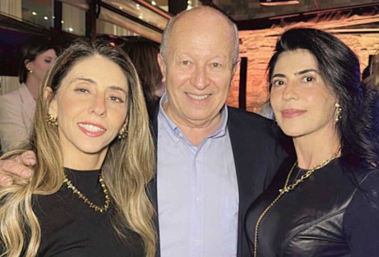 As empresárias Carla e Jacqueline Vargas ladeando o designer de semi joias Héctor Albertazzi no lançamento de sua coleção em São Paulo! Muitas novidades desembarcam essa semana na loja Jacqueline Vargas Acessórios na rua Euclides da Cunha 860! Confiram