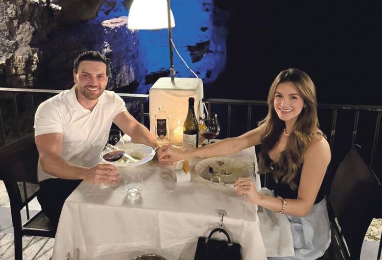 Num romântico jantar no sofisticado restaurante italiano Grotta Palazzese Polignano, o odontologista Cauê Marques e sua linda Mariana Vilela (médica nutróloga) que estão dando um giro pela Europa! Aproveitem muito!