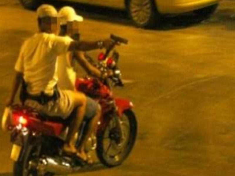 Dois caras numa moto Ciclista é assaltado por bandidos armados no Leblon JD Notícias