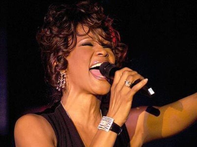 Cantora Whitney Houston morre aos 48 anos; investigação inicial aponta
