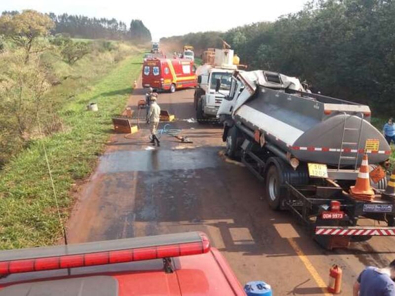 Caminhoneiro Morre Preso às Ferragens Após Colisão Entre Carretas - JD1 ...