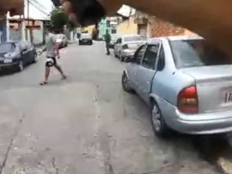 Vídeo Filho Mantém Mãe Refém Tenta Atacar Pm Com Faca E Acaba Baleado Jd1 Notícias