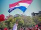 Mario Abdo levanta a bandeira do Paraguai durante manifestação