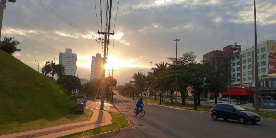 Sol apareceu entre nuvens em Campo Grande