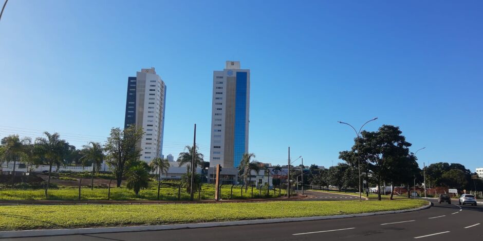 Céu azul, sem nuvens, indicam forte calor