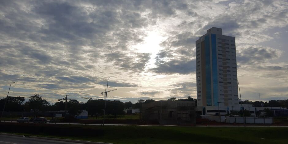 Sol entre nuvens em Campo Grande