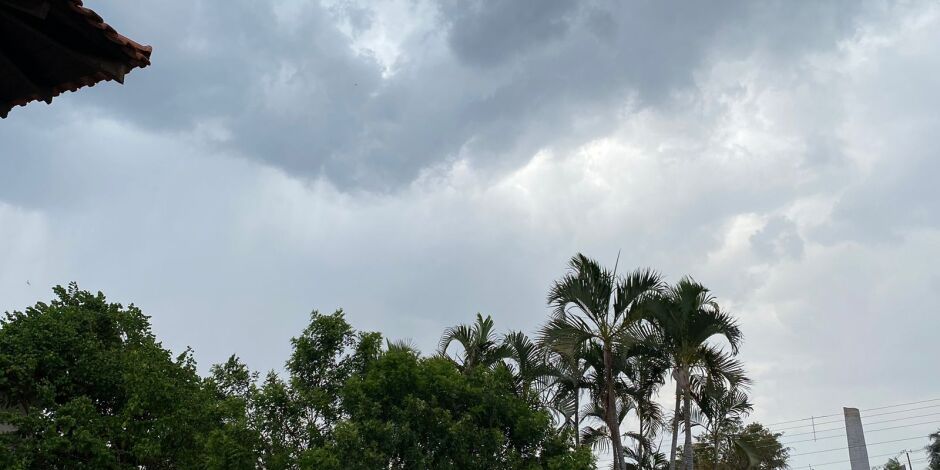 Tempo ficou nublado com mudança climática em Campo Grande
