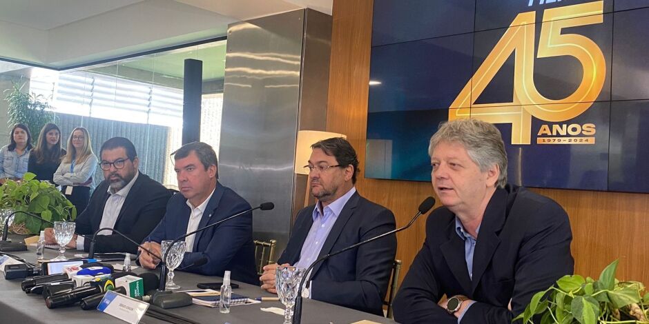 Vice-presidente da FIEMS, Crosara Júnior; governador Eduardo Riedel; presidente da FIEMS, Sérgio Longen; e o secretário da Semadesc, Jaime Verruck