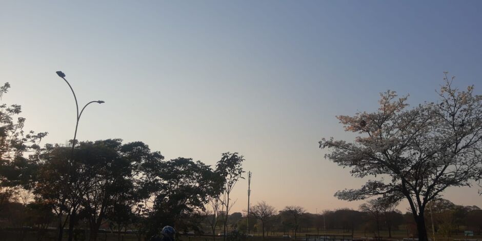 Tempo seguir&aacute; aberto, com sol e calor em Campo Grande