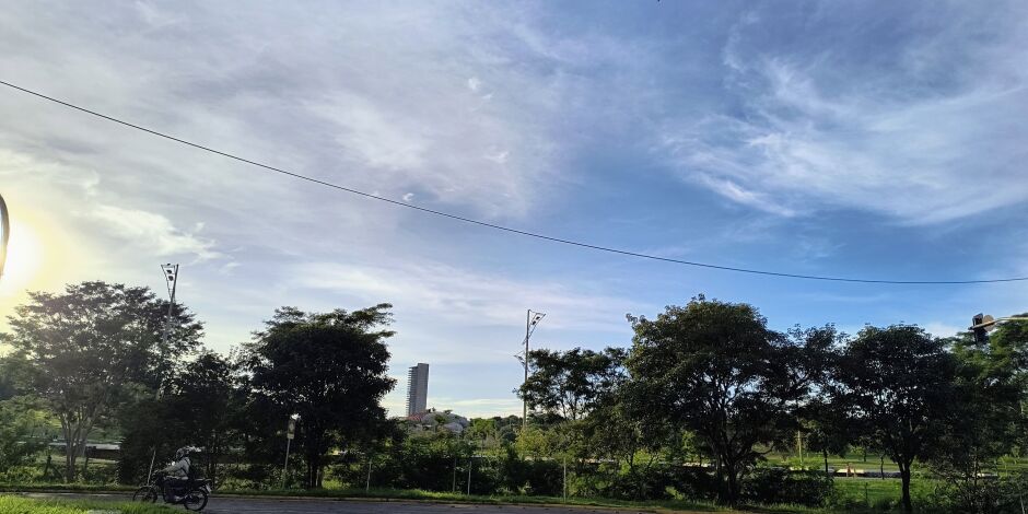 Tempo com poucas nuvens e com sol aparecendo