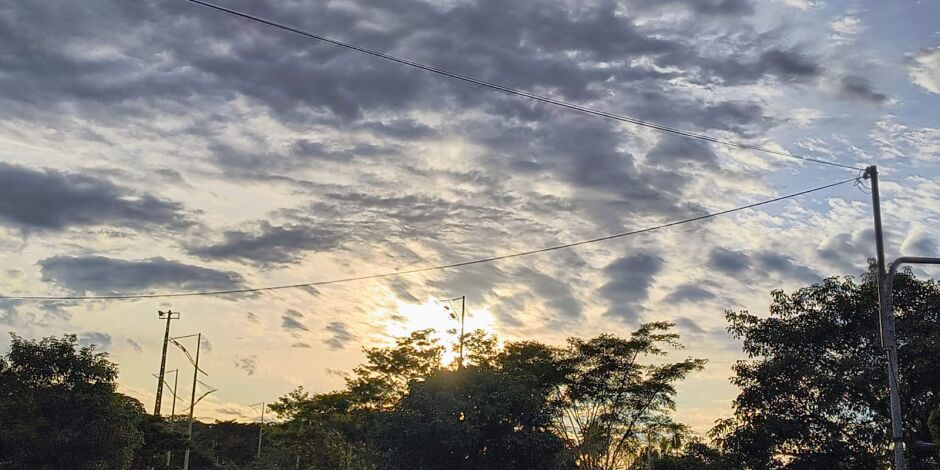 Sol apareceu entre nuvens em Campo Grande