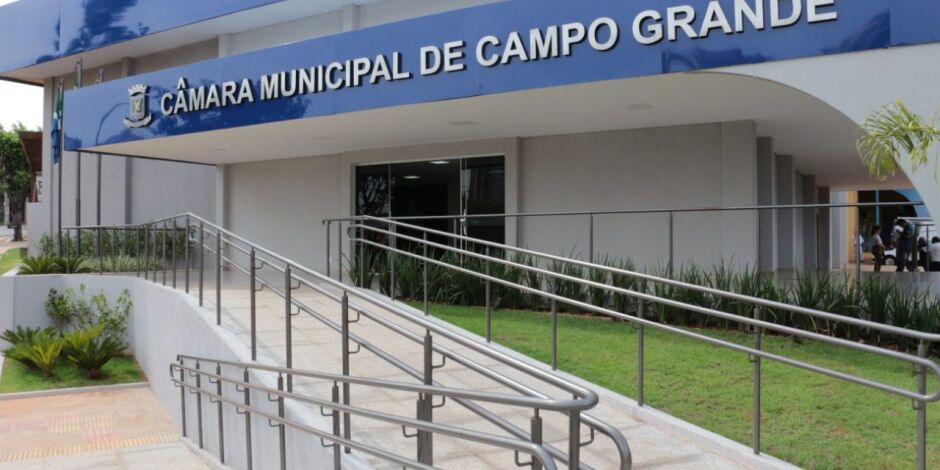 Vereadores aprovam reajuste de 66% para Adriane Lopes