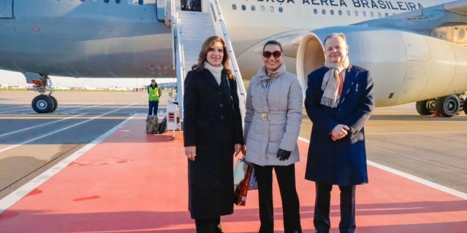 Comitiva com a primeira-dama desembarca em Moscou