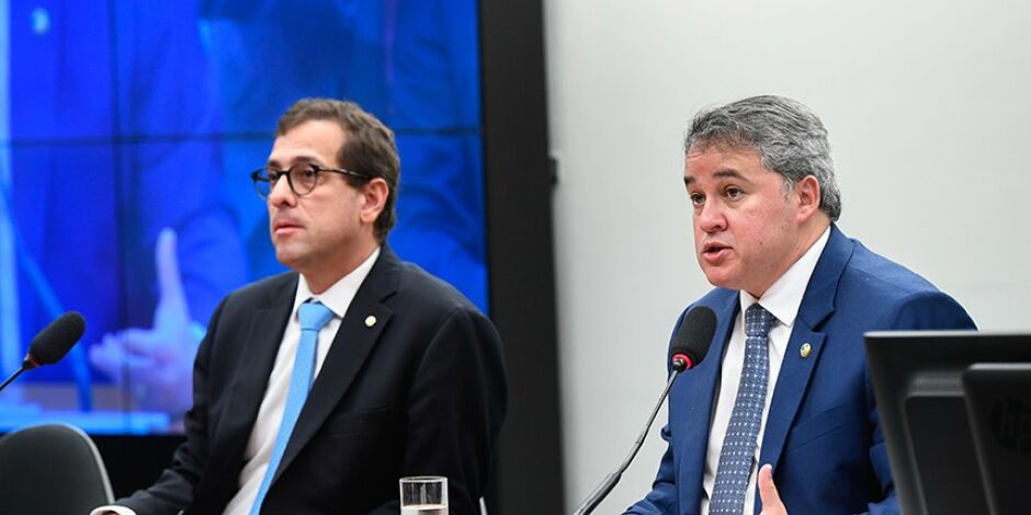 Relator da LDO, deputado Gervásio Maia, ao lado do presidente da comissão, senador Efraim Filho  