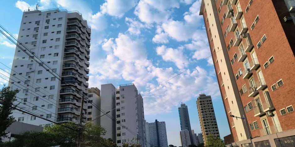 C&eacute;u amanheceu com algumas nuvens em Campo Grande