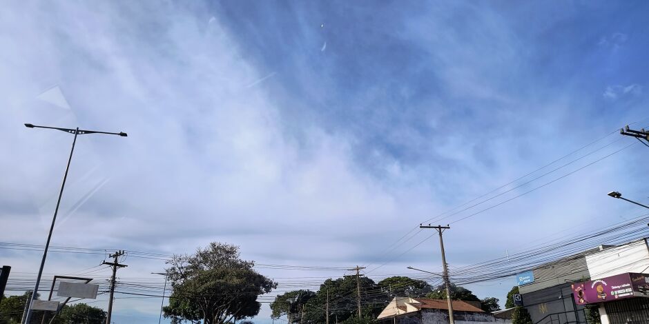 Tempo amanheceu com alguns nuvens, mas calor predomina