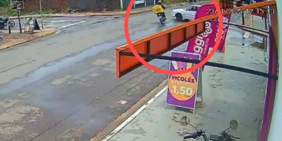 VÍDEO: Motorista foge após atropelar motoentregador no Nova Lima