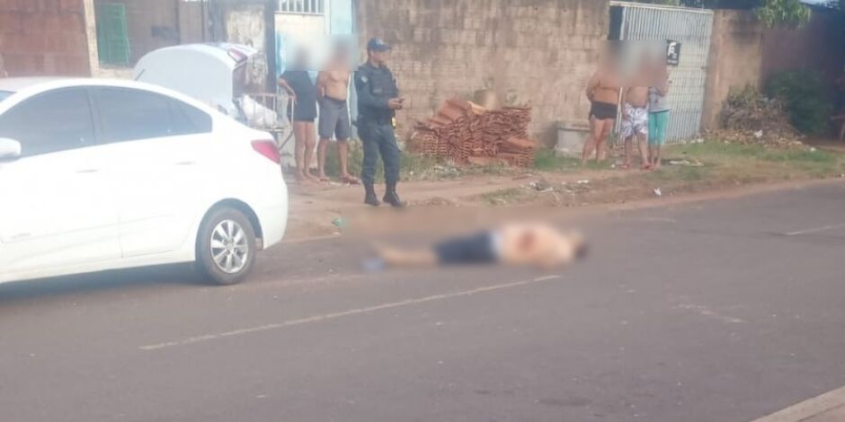 Imagens encaminhadas para a reportagem mostram a vítima caída na rua