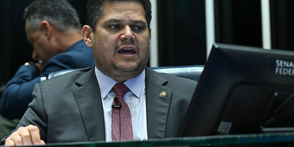 Presidente do Senado garantiu que proposta or&ccedil;ament&aacute;ria vai a Plen&aacute;rio assim que for aprovada na CMO  