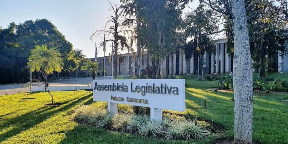 Assembleia Legislativa de Mato Grosso do Sul   Veja mais no site da ALEMS: https://www.al.ms.gov.br/Noticias/144267/alems-publica-edital-de-concurso-com-remuneracao-inicial-de-ate-r-8-mil