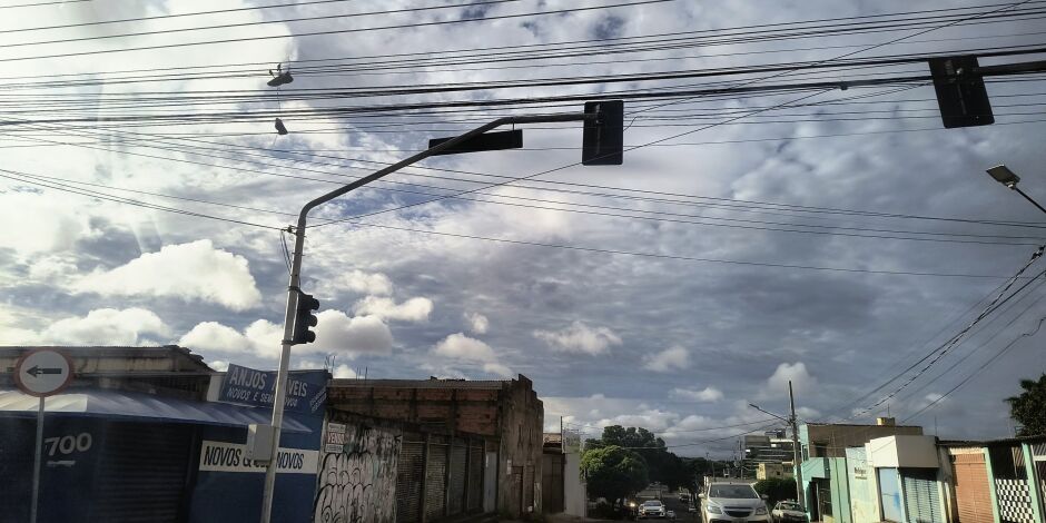 Sol apareceu, mas tempo amanheceu com v&aacute;rias nuvens