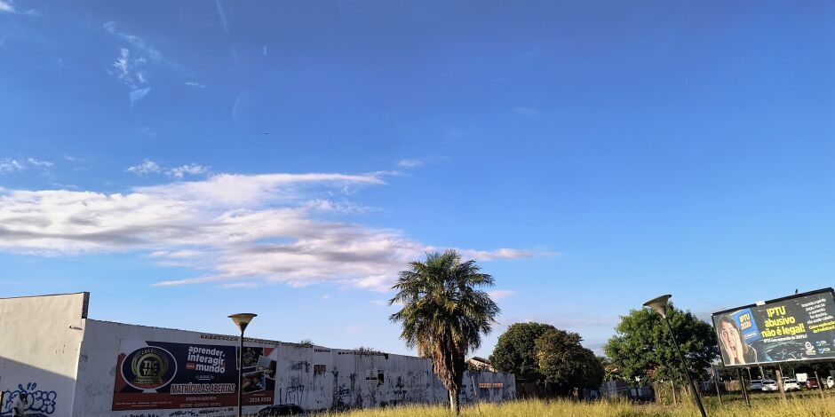 Sol e poucas nuvens em Campo Grande