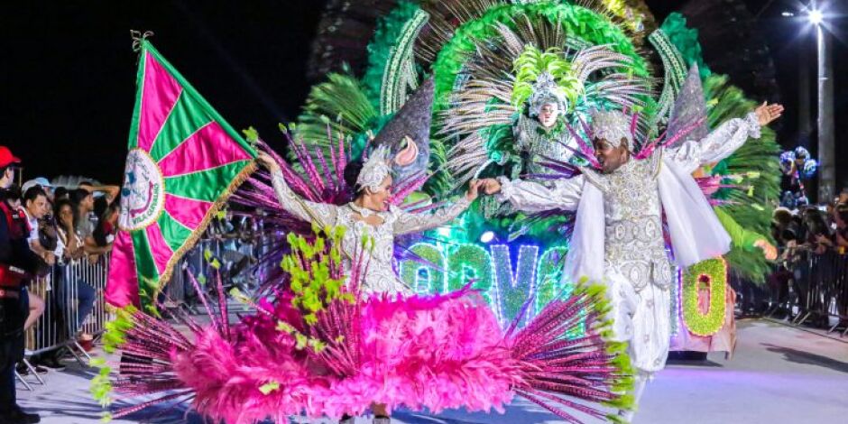 In&iacute;cio do desfile das escolas e bloquinhos agitam a segunda de Carnaval na Capital