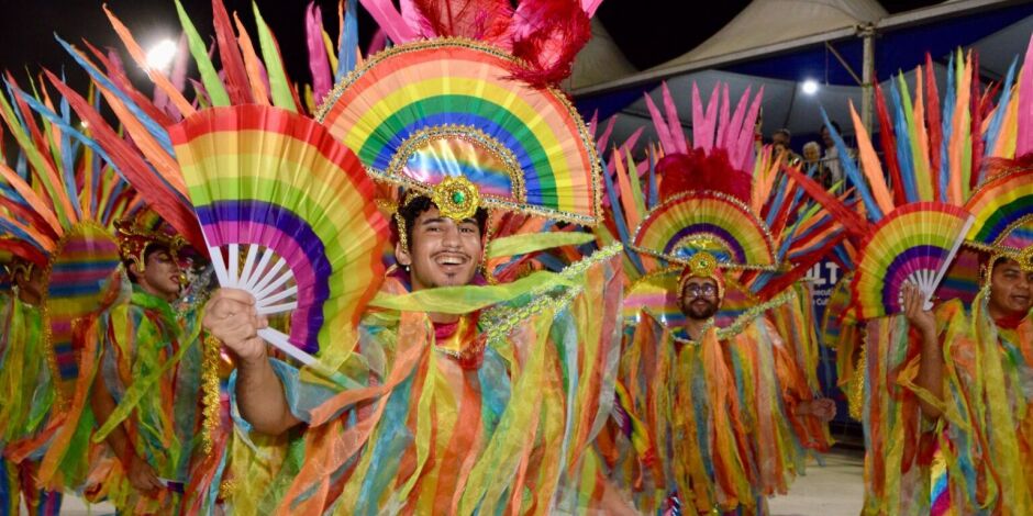 Quatro escolas abrem os desfiles de Carnaval na Pra&ccedil;a do Papa