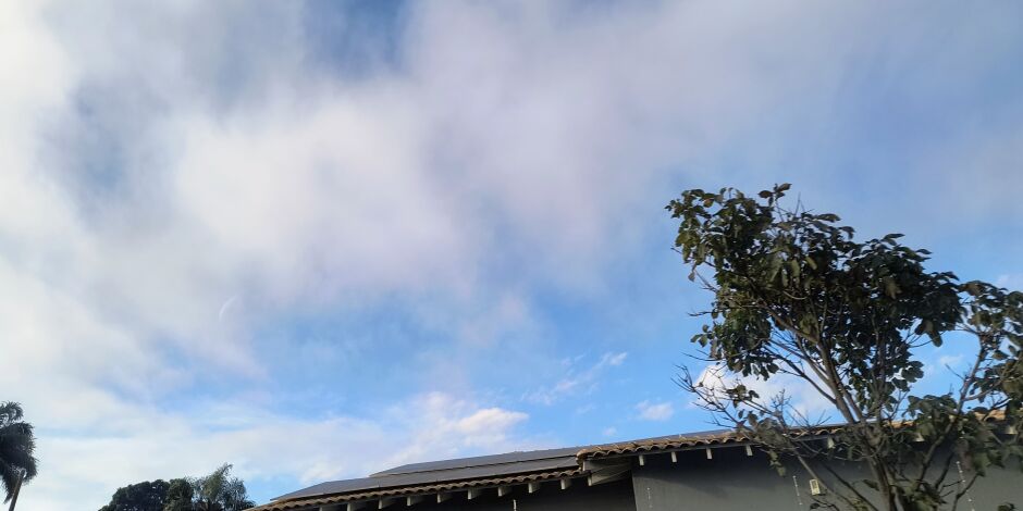 C&eacute;u amanheceu com algumas nuvens em Campo Grande