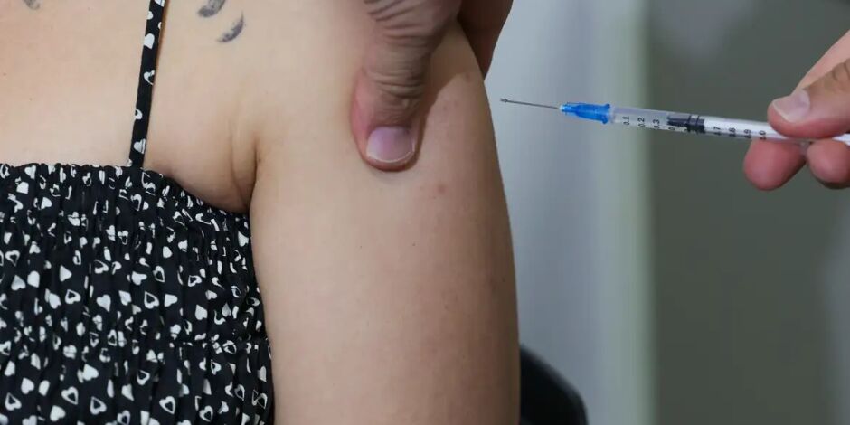 Vacina sendo aplicada