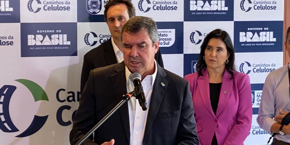 Eduardo Riedel discursando durante evento 